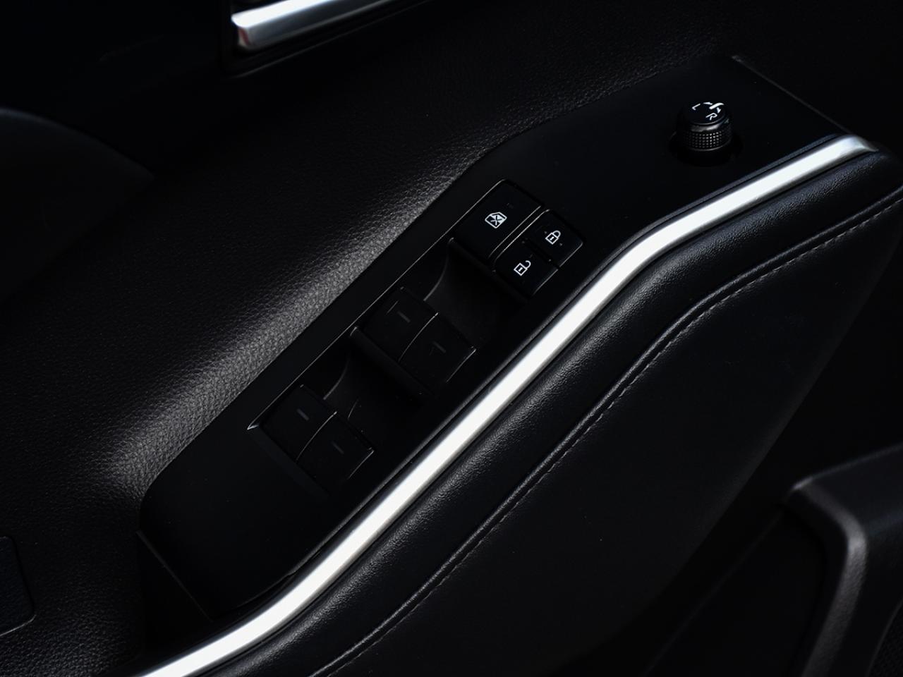 2021 Toyota Highlander Hybrid XLE AWD * Toyota Warranty * One Owner Photo