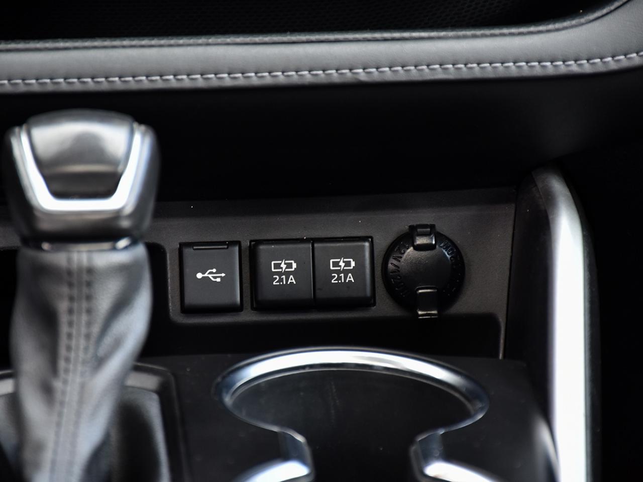 2021 Toyota Highlander Hybrid XLE AWD * Toyota Warranty * One Owner Photo