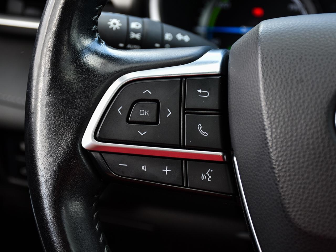 2021 Toyota Highlander Hybrid XLE AWD * Toyota Warranty * One Owner Photo