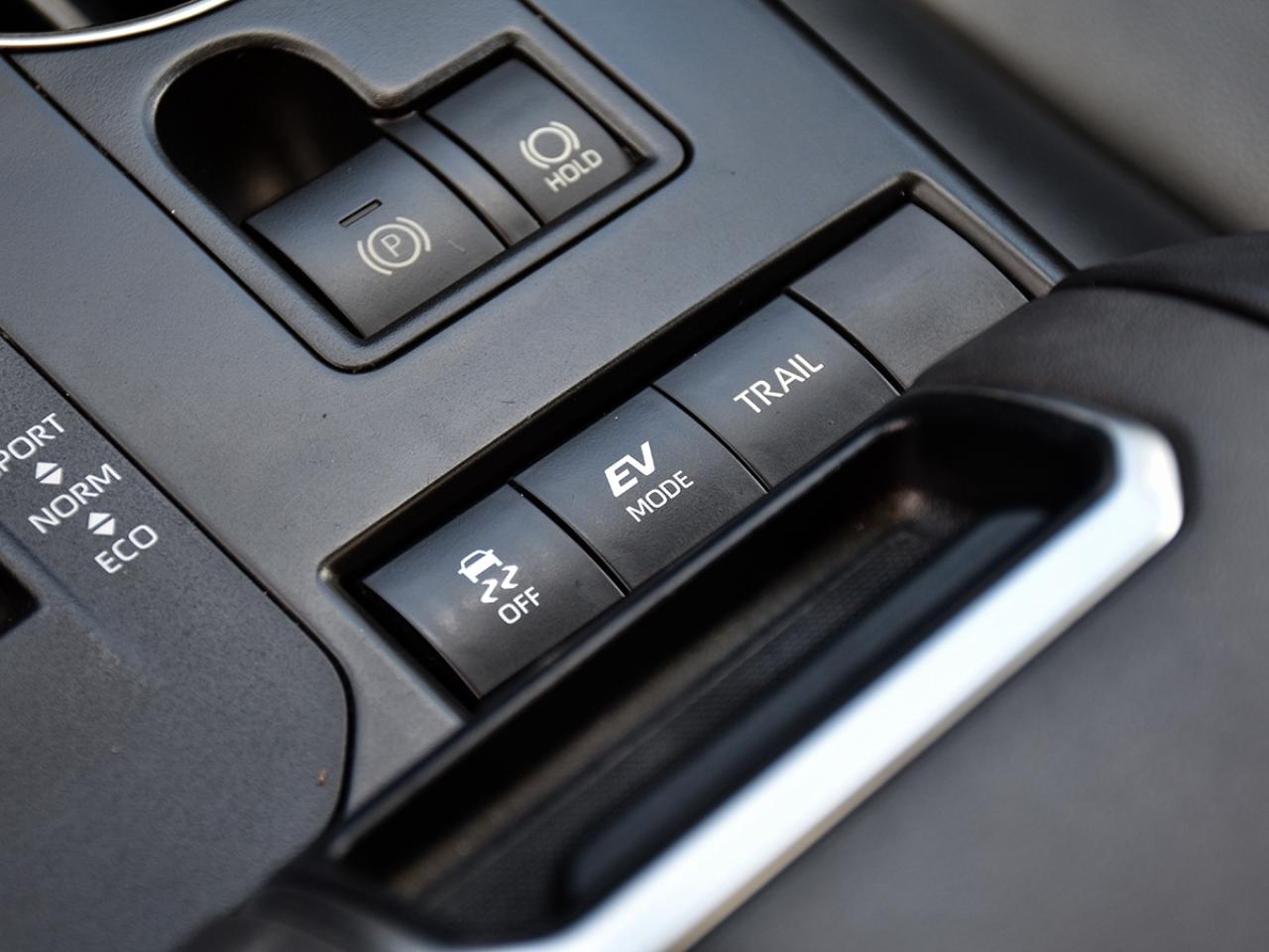 2021 Toyota Highlander Hybrid XLE AWD * Toyota Warranty * One Owner Photo