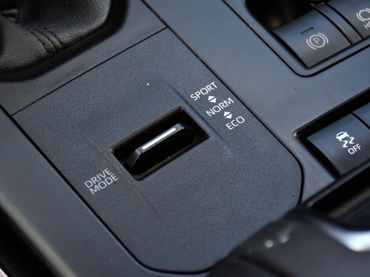 2021 Toyota Highlander One Owner l Toyota Warranty l XLE Hybrid l AWD l Photo