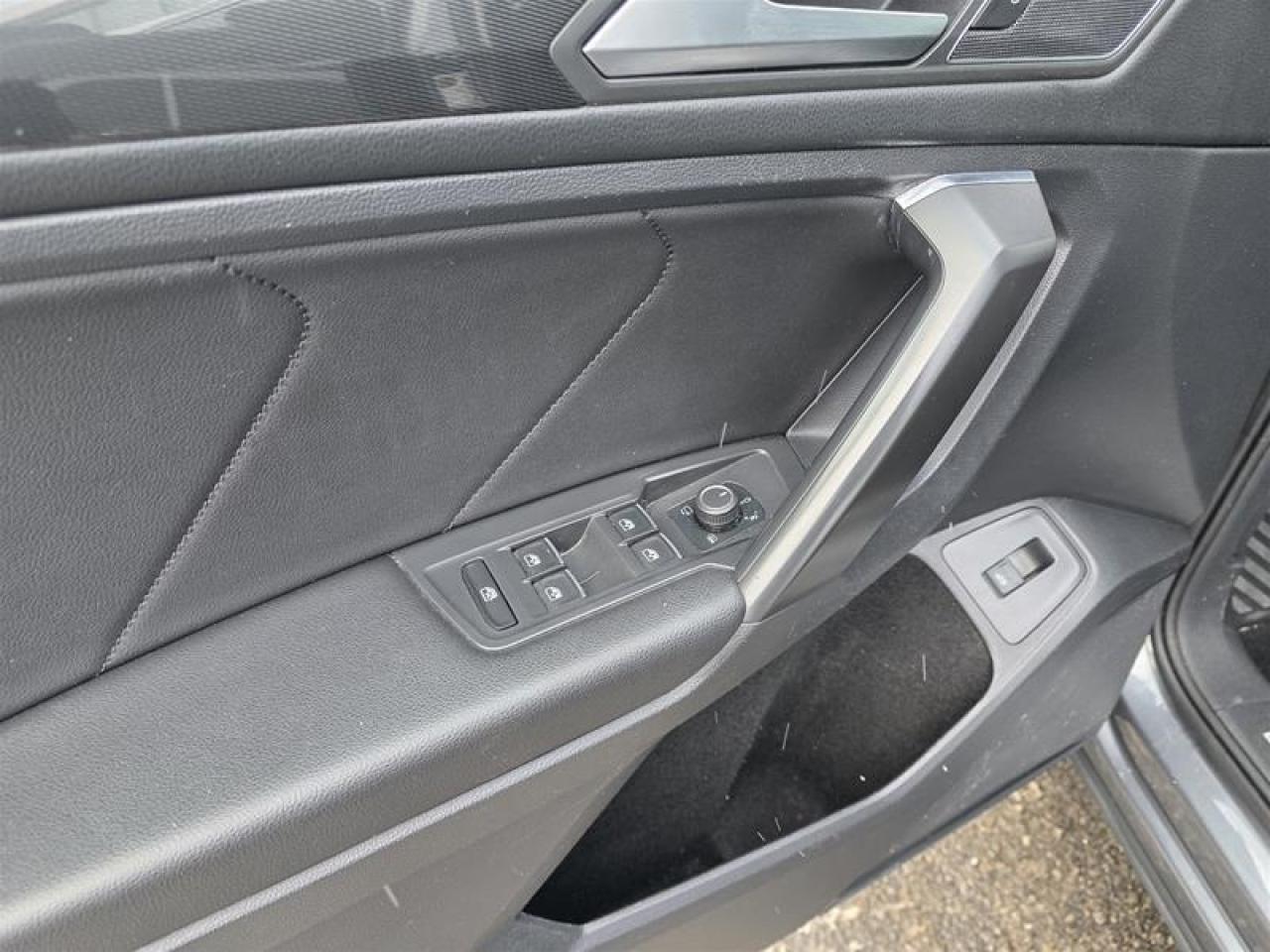 2021 Volkswagen Tiguan Highline 2.0T 8sp at w/Tip 4M Photo