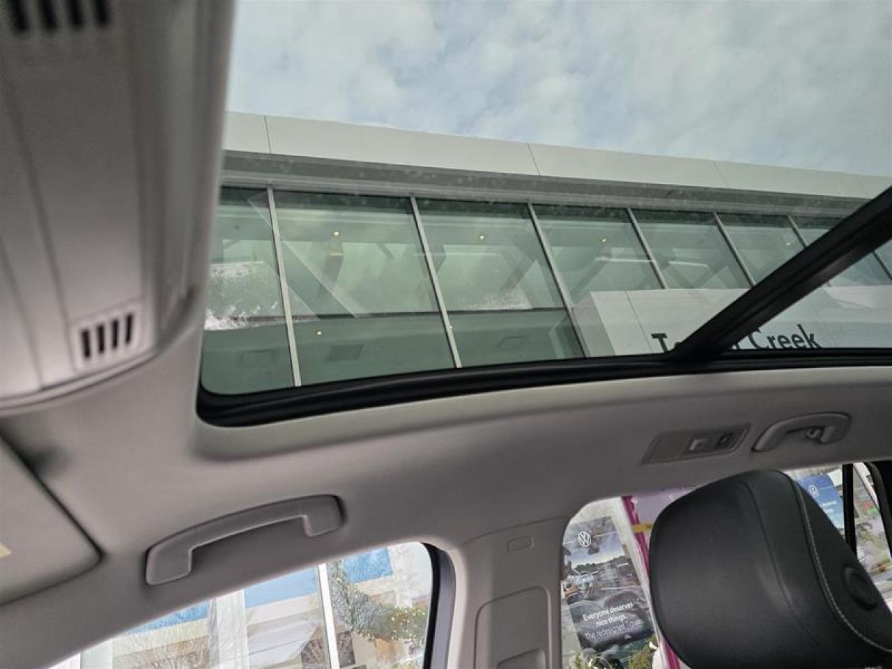 2021 Volkswagen Tiguan Highline 2.0T 8sp at w/Tip 4M Photo