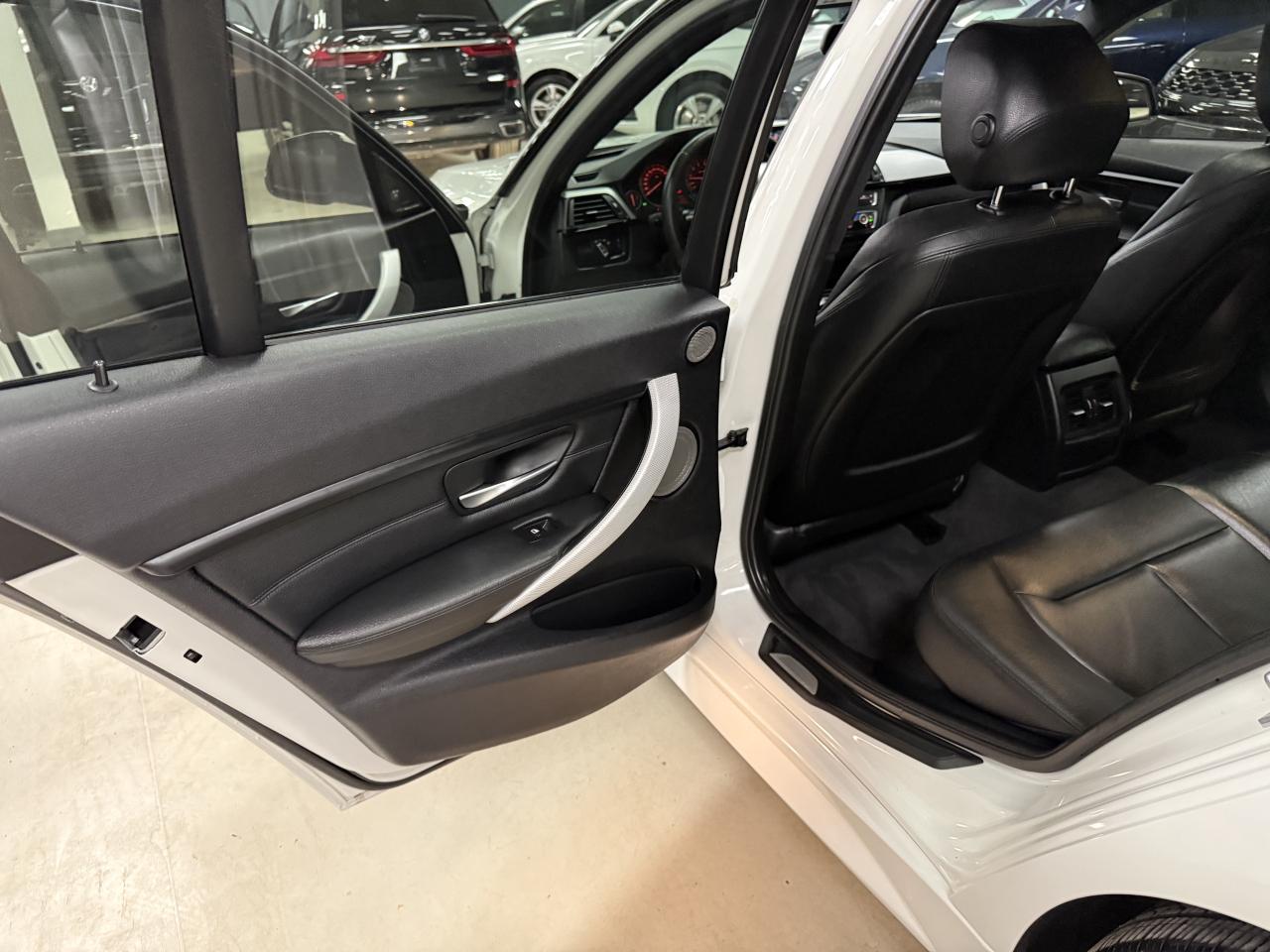 2014 BMW 3 Series 4dr Sdn 335i xDrive AWD//M-SPORT//6SPEED MANUAL/// Photo