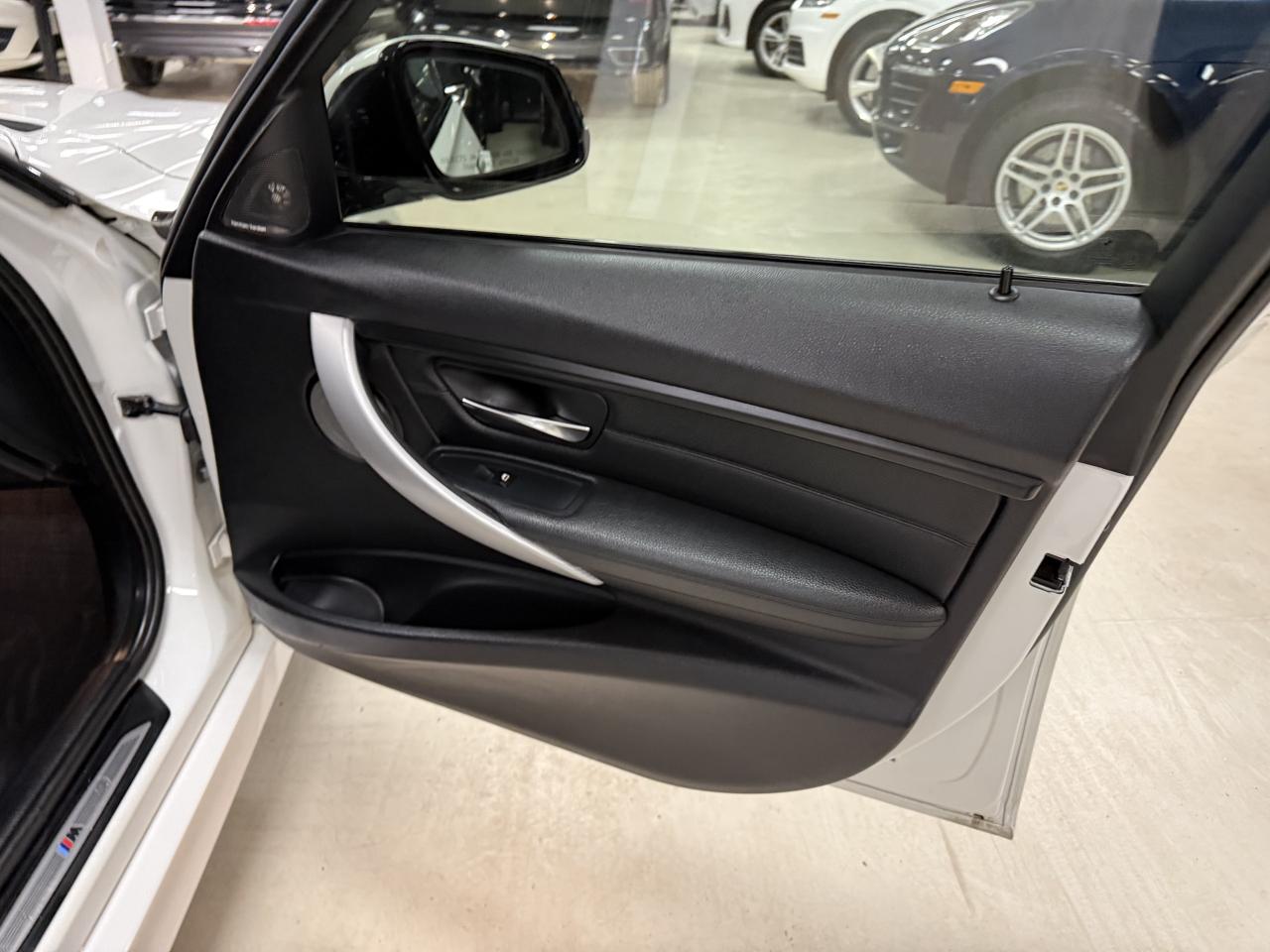 2014 BMW 3 Series 4dr Sdn 335i xDrive AWD//M-SPORT//6SPEED MANUAL/// Photo