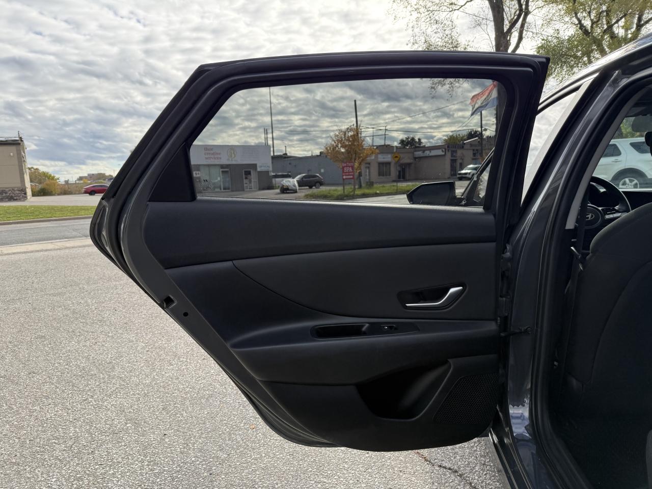 2024 Hyundai Elantra Preferredw-Tech Pkg * One Owner * Hyundai Warranty Photo