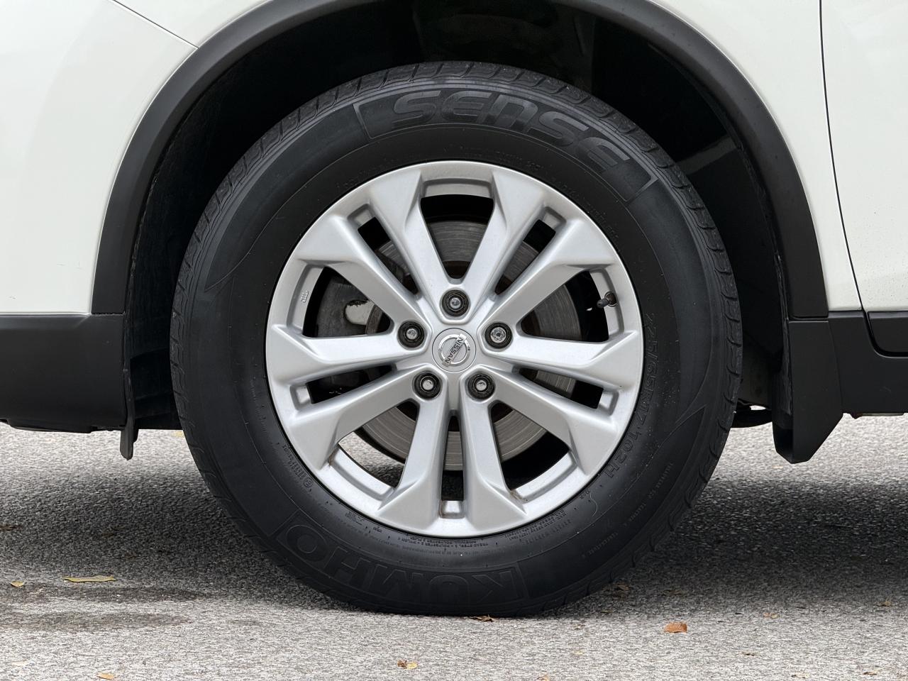 2016 Nissan Rogue AWD l SV l 7 PASSANGER l 4CYL l 2.5L l RARE PKG Photo