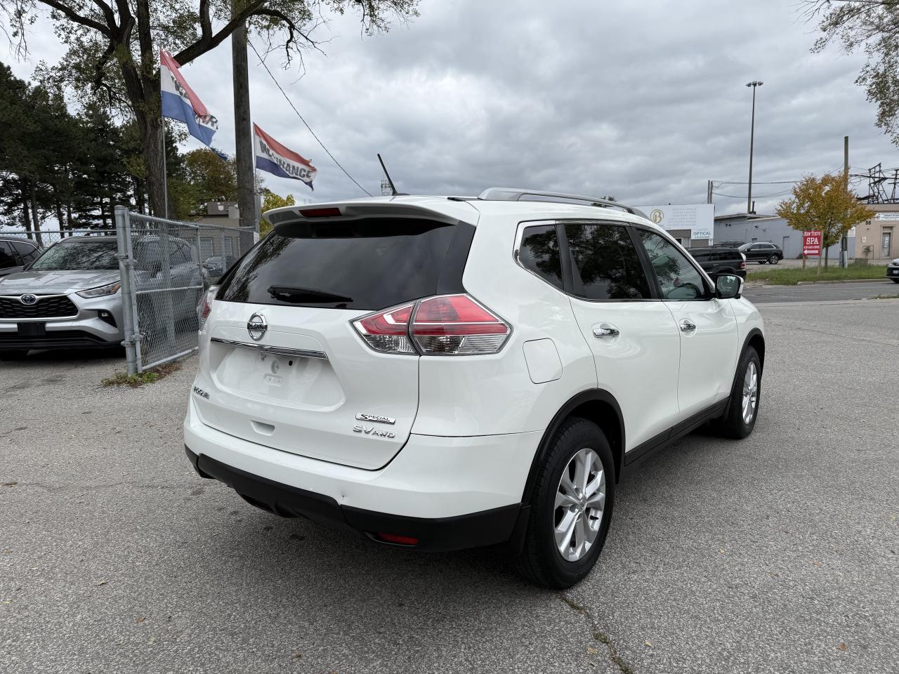 2016 Nissan Rogue AWD l SV l 7 PASSANGER l 4CYL l 2.5L l RARE PKG Photo