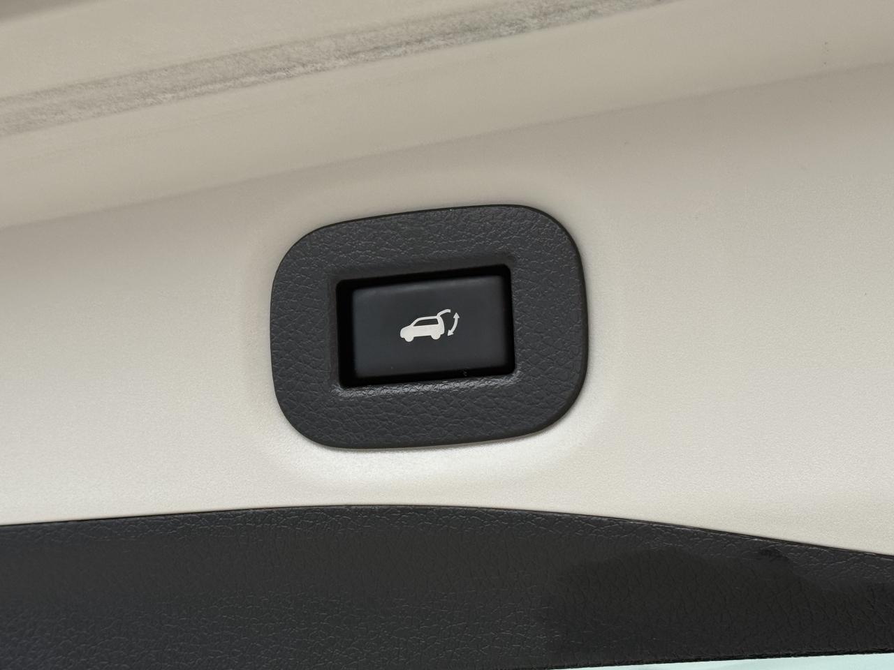 2016 Nissan Rogue AWD l SV l 7 PASSANGER l 4CYL l 2.5L l RARE PKG Photo