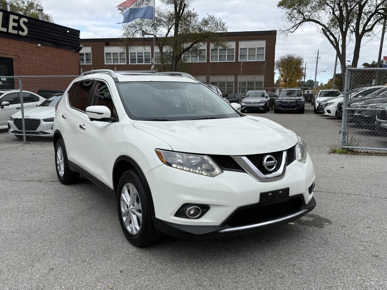 2016 Nissan Rogue AWD l SV l 7 PASSANGER l 4CYL l 2.5L l RARE PKG Photo