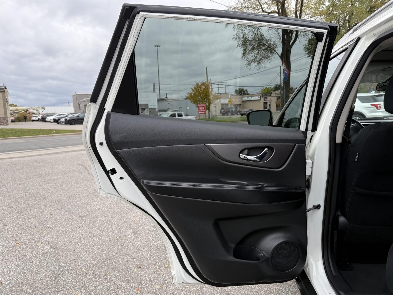 2016 Nissan Rogue AWD l SV l 7 PASSANGER l 4CYL l 2.5L l RARE PKG Photo