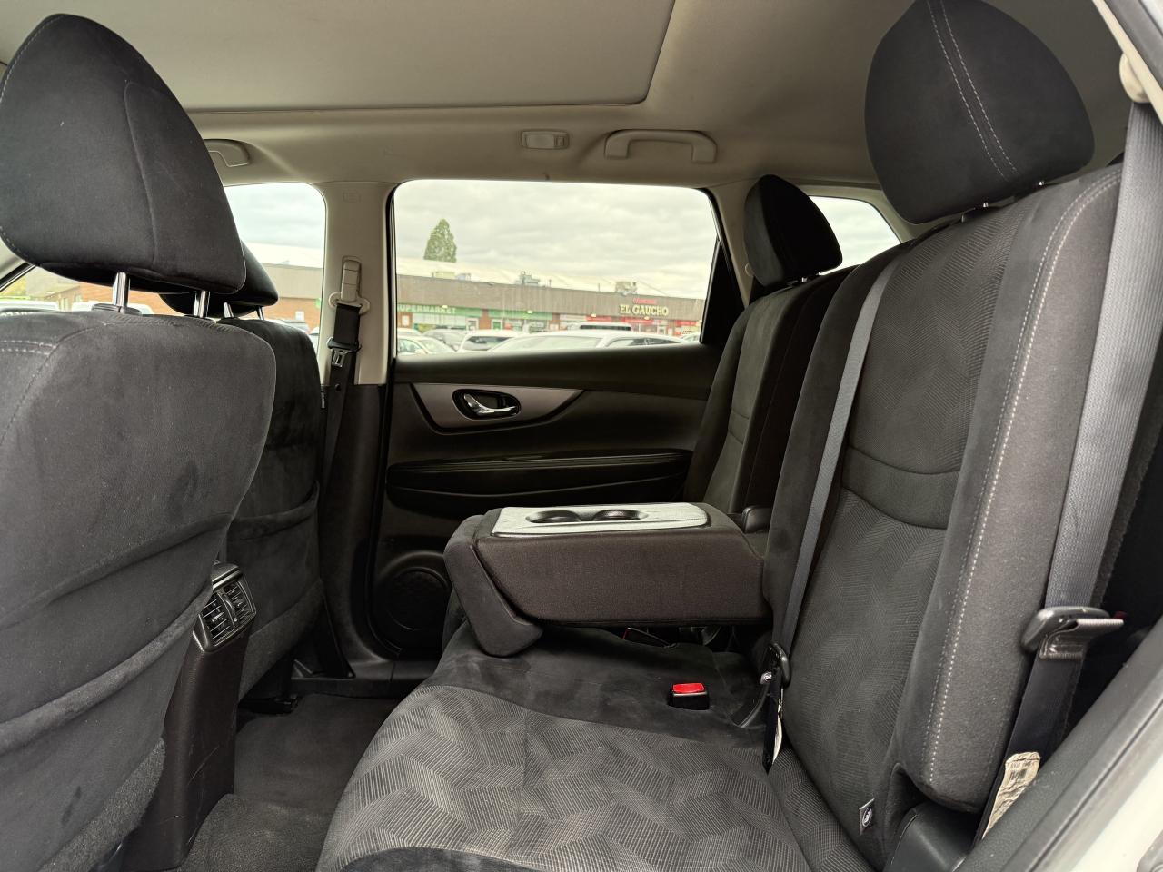 2016 Nissan Rogue AWD l SV l 7 PASSANGER l 4CYL l 2.5L l RARE PKG Photo