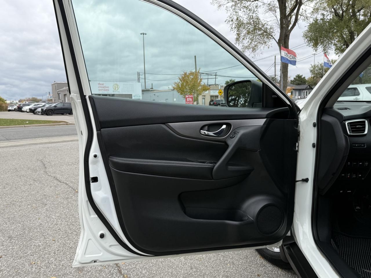 2016 Nissan Rogue AWD l SV l 7 PASSANGER l 4CYL l 2.5L l RARE PKG Photo