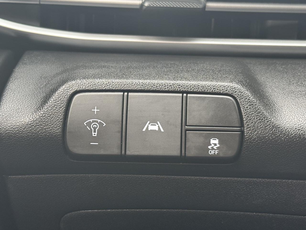 2022 Hyundai Elantra Preferred I IVT w-Sun & Tech Package I 2.0 I 4CYL Photo