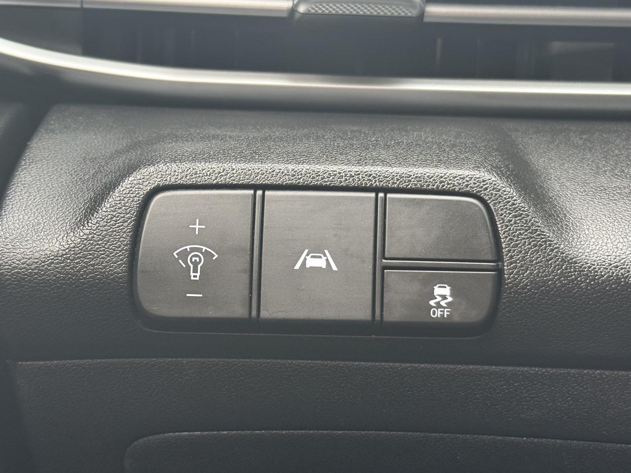 2022 Hyundai Elantra Preferred I IVT w-Sun & Tech Package I 2.0 I 4CYL Photo