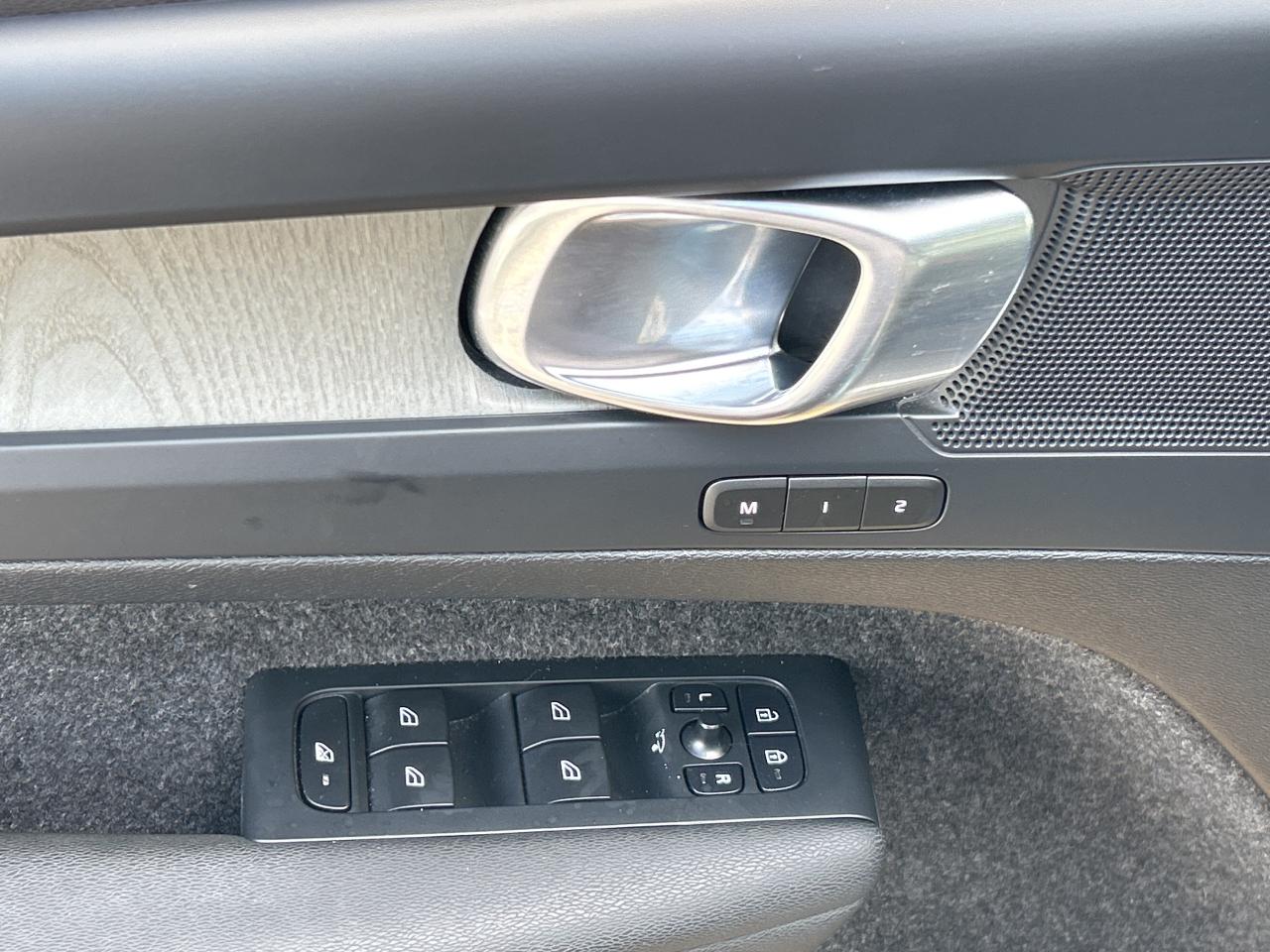 2024 Volvo XC40 B5 AWD PLUS-BRIGHT THEME,PANOROOF,CARPLAY,NAVI Photo