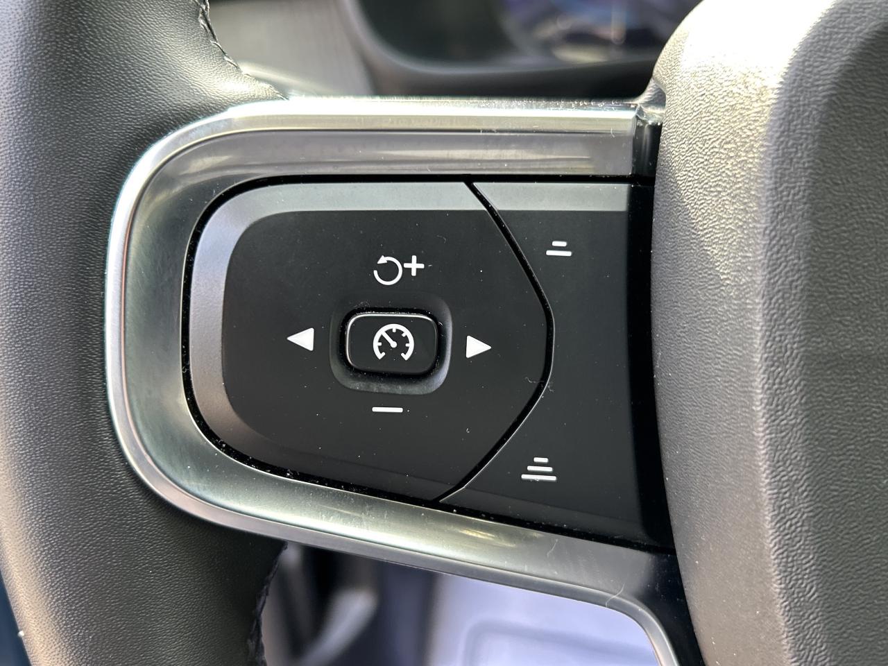 2024 Volvo XC40 B5 AWD PLUS-BRIGHT THEME,PANOROOF,CARPLAY,NAVI Photo