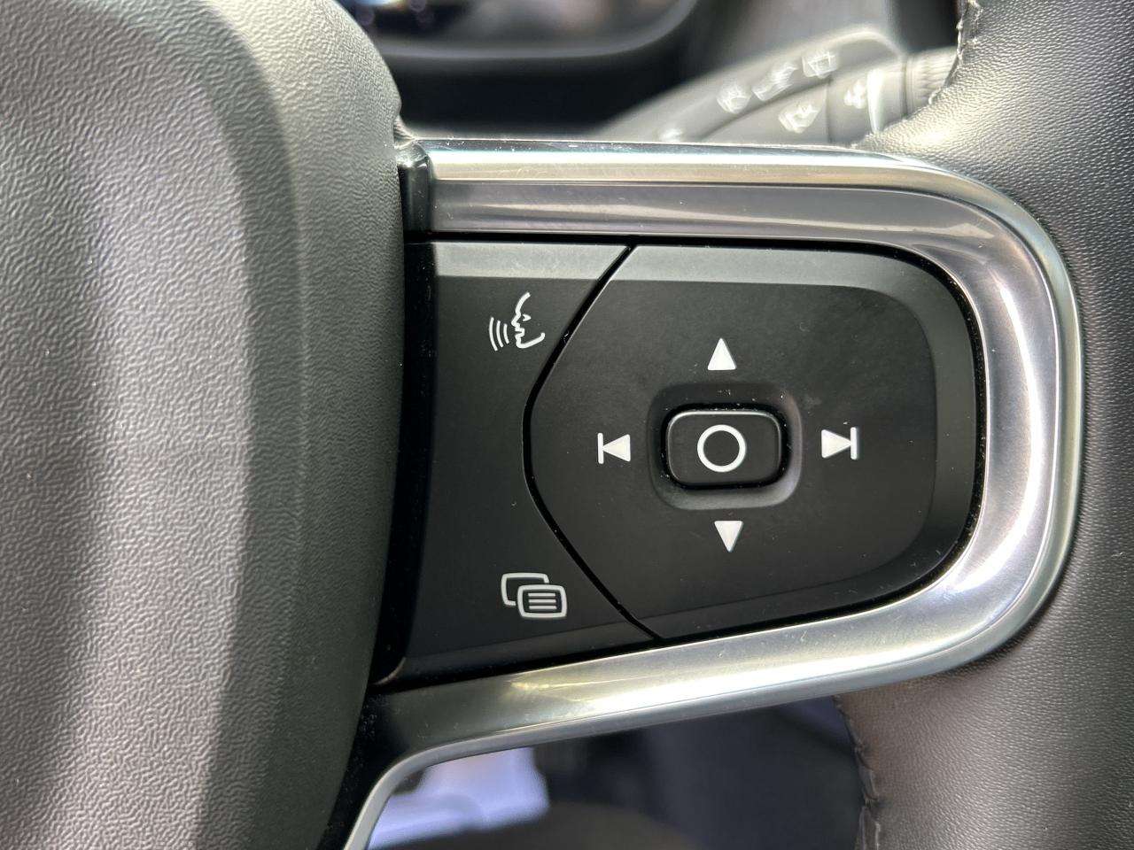 2024 Volvo XC40 B5 AWD PLUS-BRIGHT THEME,PANOROOF,CARPLAY,NAVI Photo