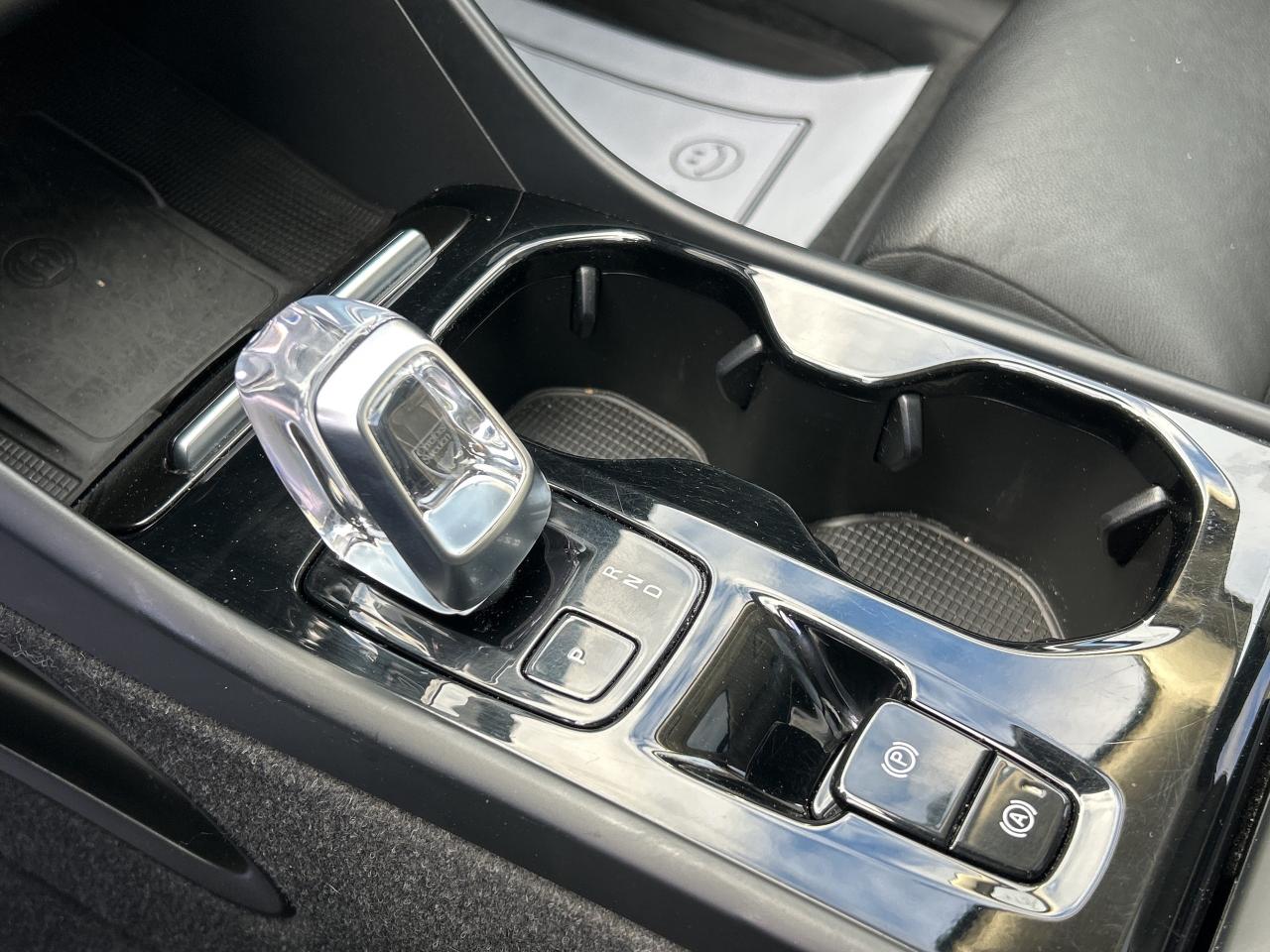 2024 Volvo XC40 B5 AWD PLUS-BRIGHT THEME,PANOROOF,CARPLAY,NAVI Photo