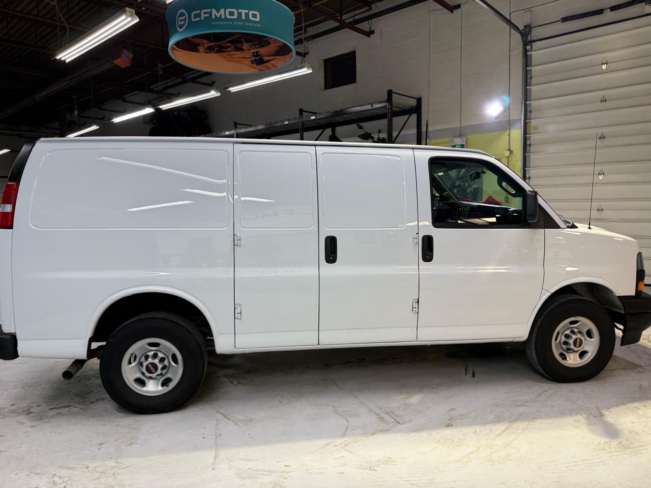 2023 GMC Savana 2500 135  V6   CAMERA   SHELVING   CABIN DIVIDER Photo