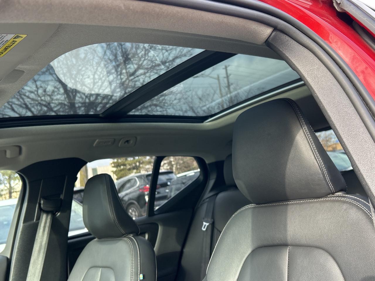 2024 Volvo XC40 B5 AWD PLUS-BRIGHT THEME,PANOROOF,CARPLAY,NAVI Photo