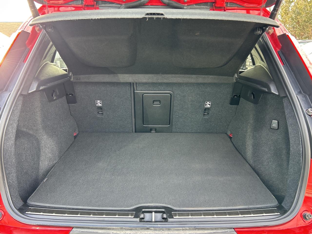 2024 Volvo XC40 B5 AWD PLUS-BRIGHT THEME,PANOROOF,CARPLAY,NAVI Photo