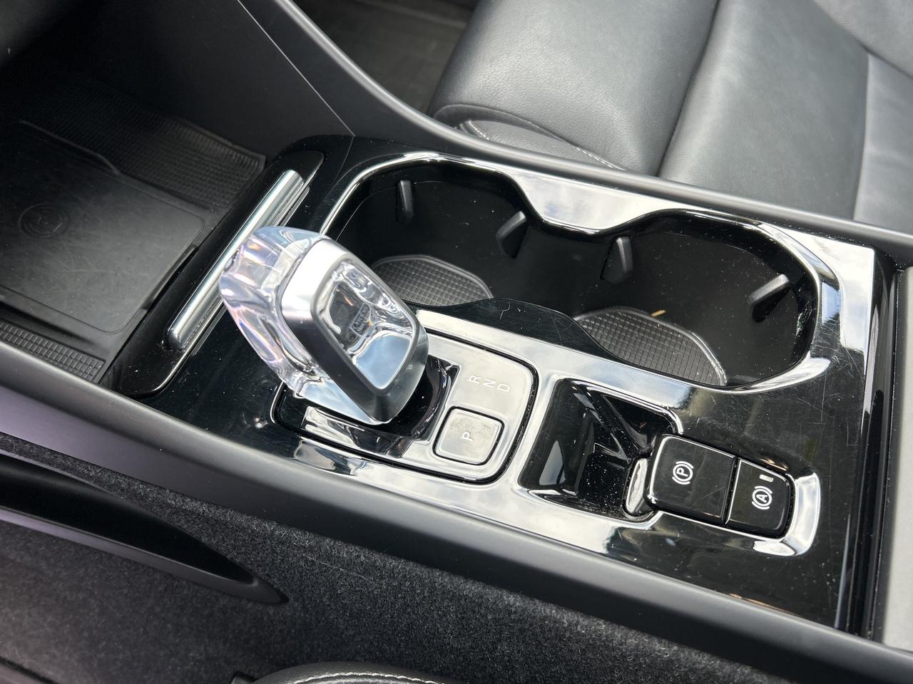 2024 Volvo XC40 B5 AWD PLUS-BRIGHT THEME,PANOROOF,CARPLAY,NAVI Photo