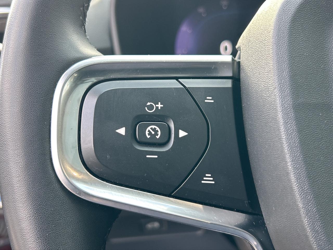 2024 Volvo XC40 B5 AWD PLUS-BRIGHT THEME,PANOROOF,CARPLAY,NAVI Photo