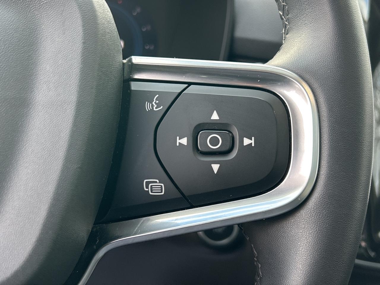 2024 Volvo XC40 B5 AWD PLUS-BRIGHT THEME,PANOROOF,CARPLAY,NAVI Photo