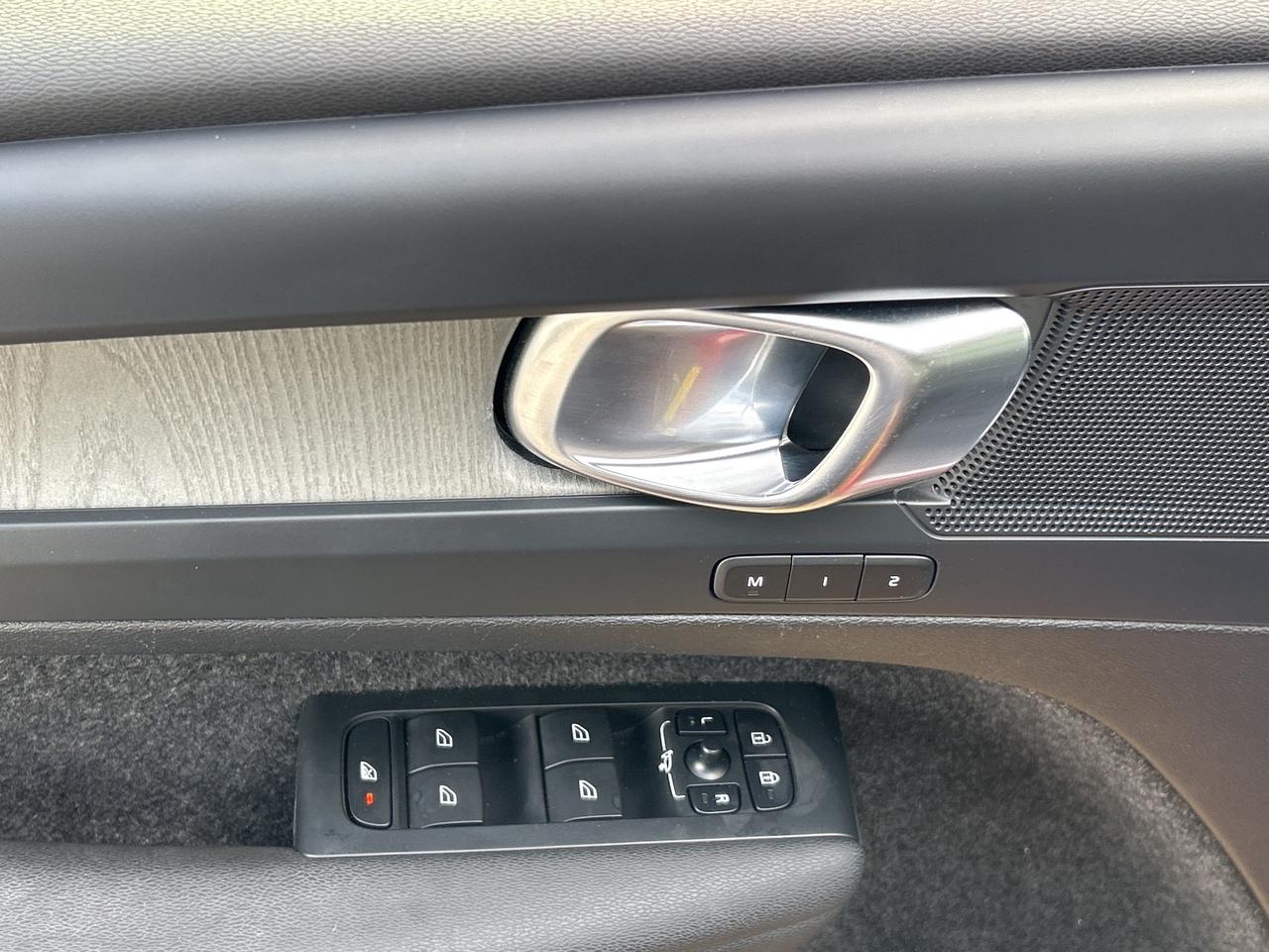 2024 Volvo XC40 B5 AWD PLUS-BRIGHT THEME,PANOROOF,CARPLAY,NAVI Photo