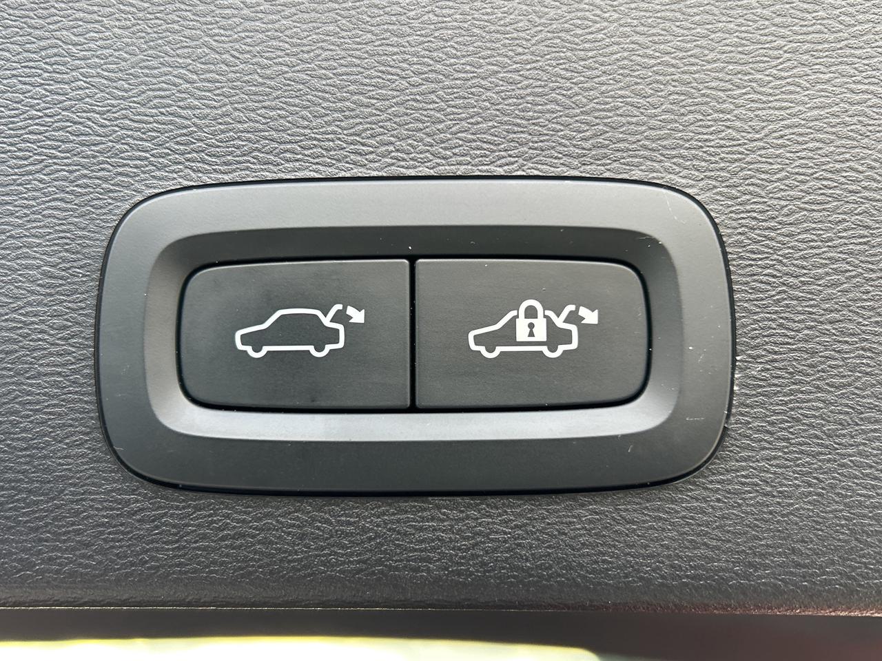 2024 Volvo XC40 B5 AWD PLUS-BRIGHT THEME,PANOROOF,CARPLAY,NAVI Photo