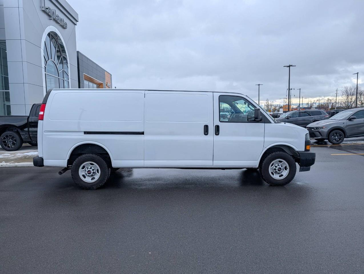 2023 GMC Savana 2500 Work Van 4.6L V6 / SLIDING SIDE DOOR Photo