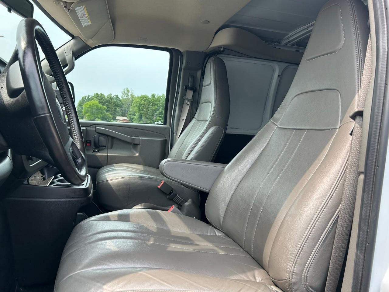 2023 GMC Savana 2500 Work Van 4.6L V6 / SLIDING SIDE DOOR Photo