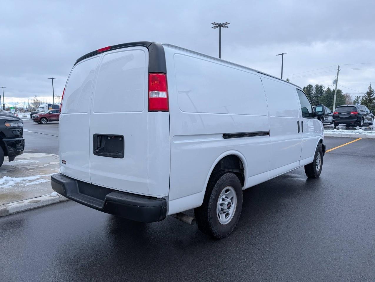 2023 GMC Savana 2500 Work Van 4.6L V6 / SLIDING SIDE DOOR Photo