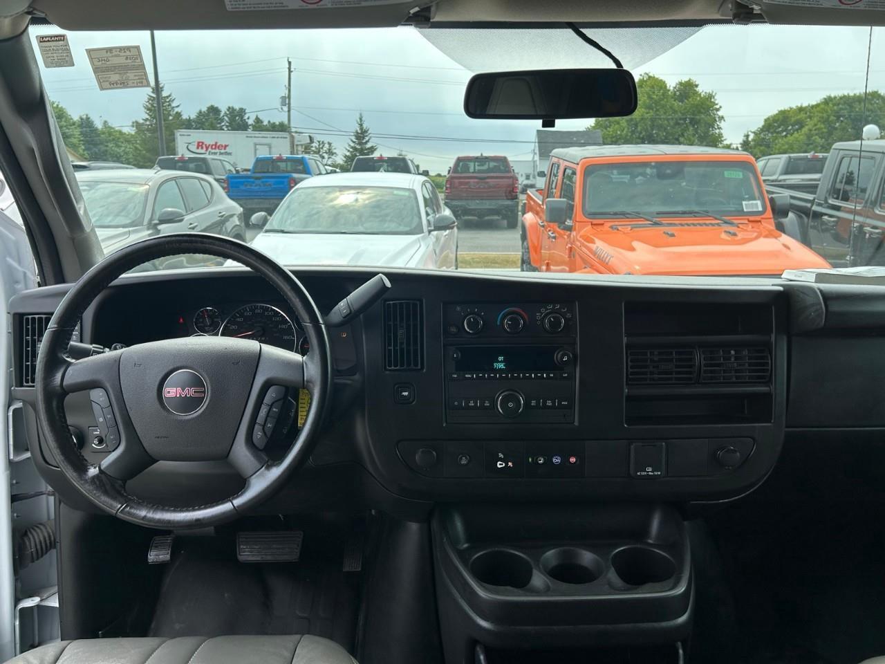 2023 GMC Savana 2500 Work Van 4.6L V6 / SLIDING SIDE DOOR Photo