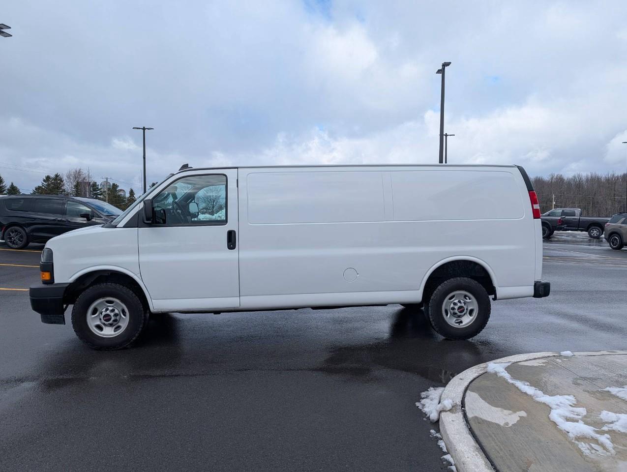 2023 GMC Savana 2500 Work Van 4.6L V6 / SLIDING SIDE DOOR Photo