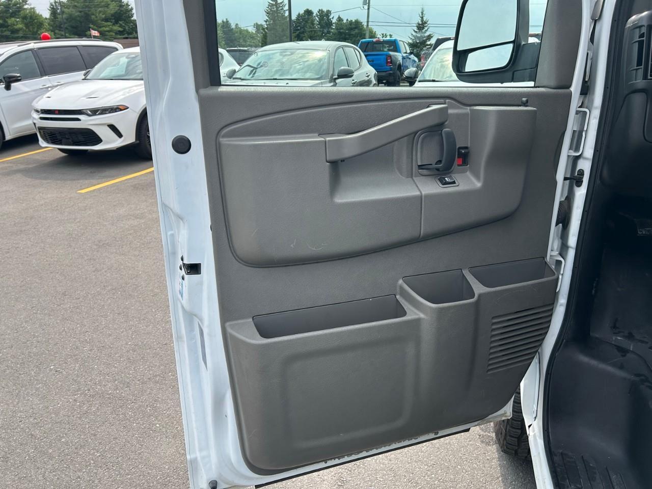 2023 GMC Savana 2500 Work Van 4.6L V6 / SLIDING SIDE DOOR Photo