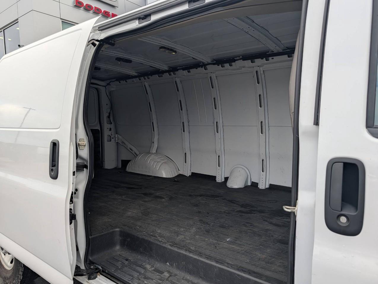 2023 GMC Savana 2500 Work Van 4.6L V6 / SLIDING SIDE DOOR Photo