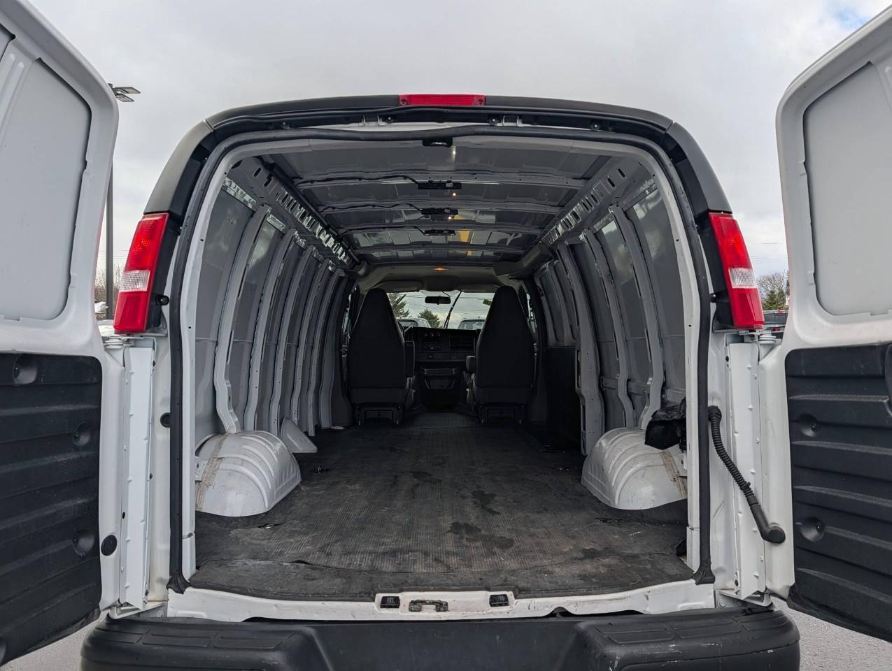 2023 GMC Savana 2500 Work Van 4.6L V6 / SLIDING SIDE DOOR Photo