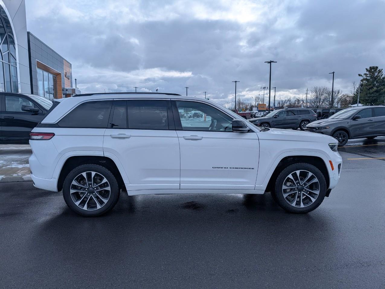 2023 Jeep Grand Cherokee Overland POWER SUNROOF Photo2