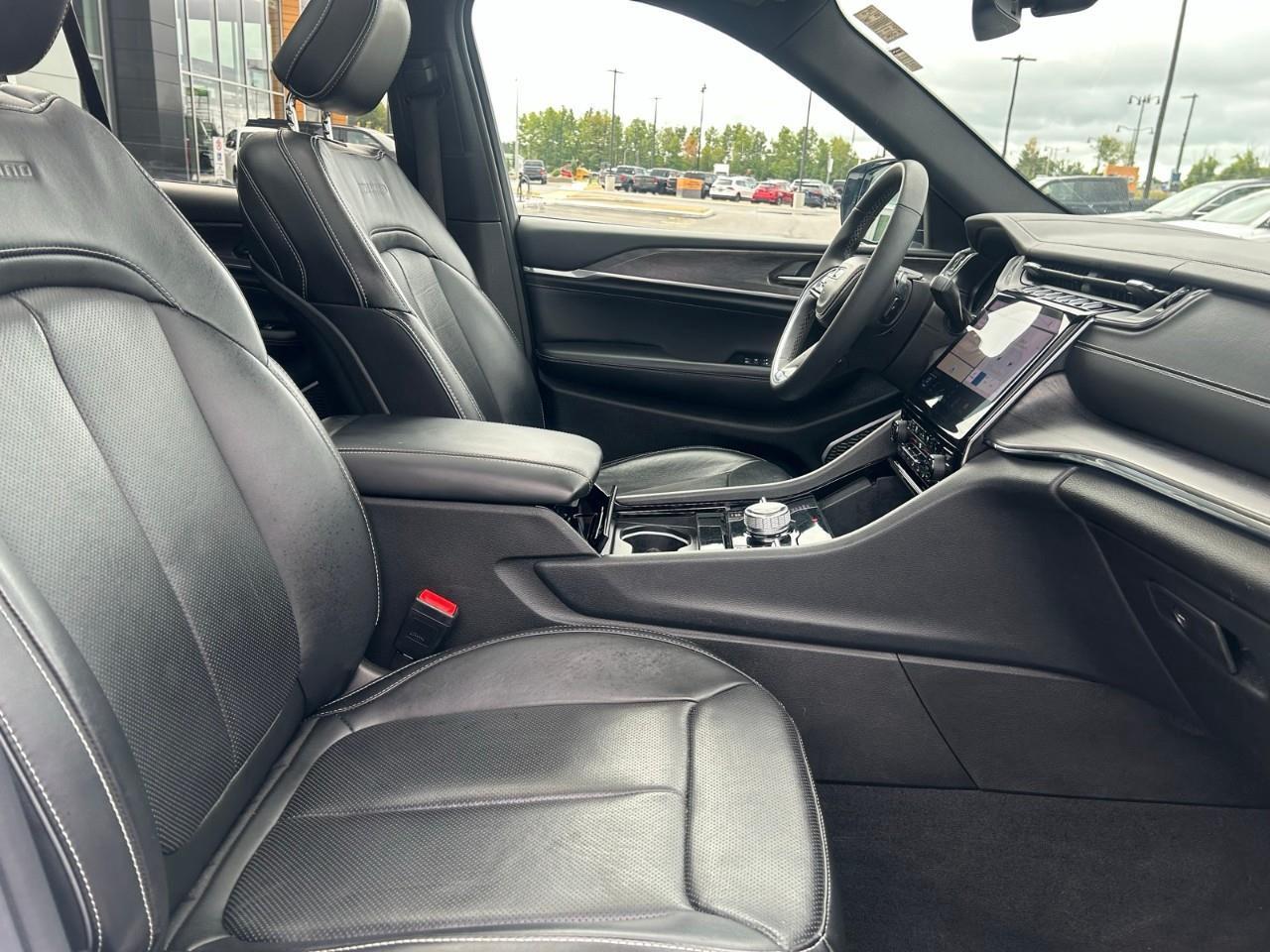 2023 Jeep Grand Cherokee Overland POWER SUNROOF Photo4