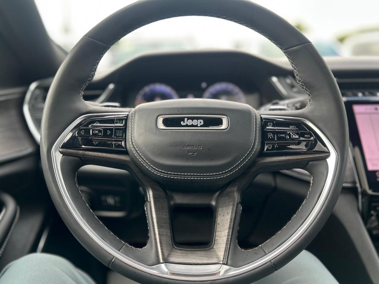 2023 Jeep Grand Cherokee Overland POWER SUNROOF Photo