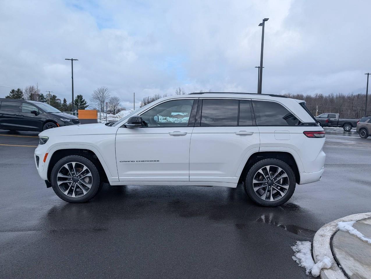2023 Jeep Grand Cherokee Overland POWER SUNROOF Photo