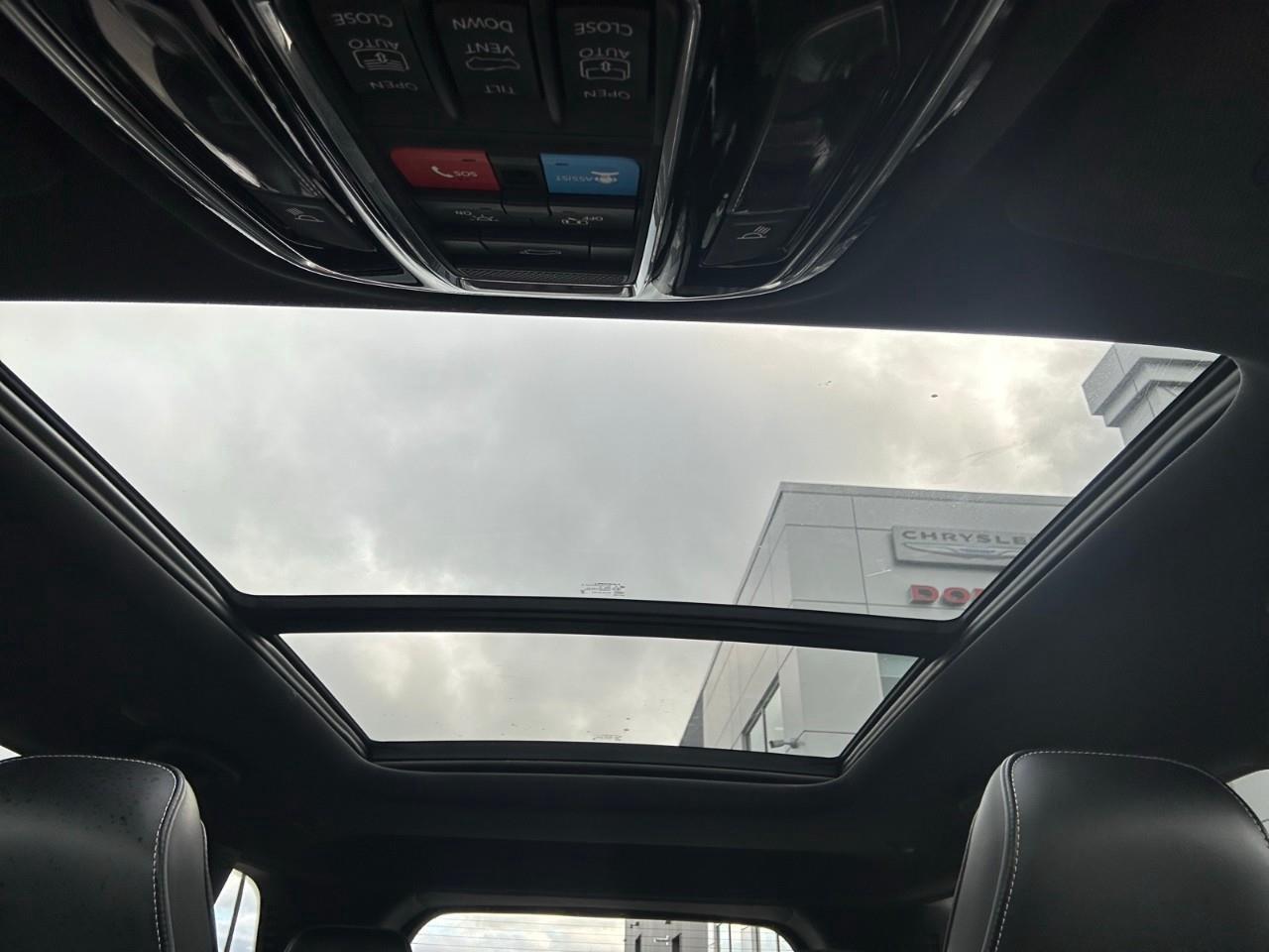 2023 Jeep Grand Cherokee Overland POWER SUNROOF Photo