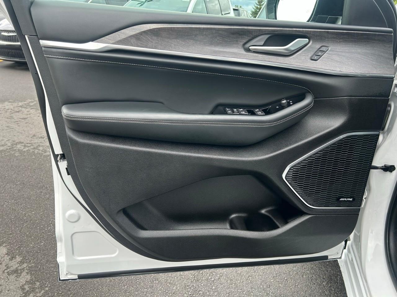 2023 Jeep Grand Cherokee Overland POWER SUNROOF Photo