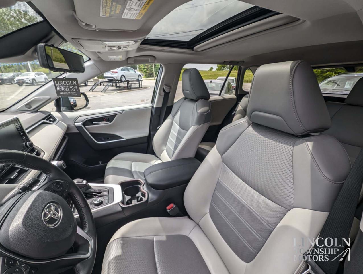 2019 Toyota RAV4 Limited-CLEAN CARFAX, LOW KM, NAV, AWD & MORE! Photo