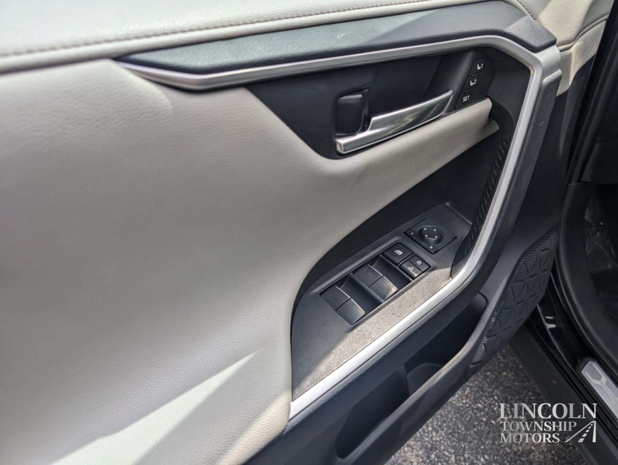 2019 Toyota RAV4 Limited-CLEAN CARFAX, LOW KM, NAV, AWD & MORE! Photo