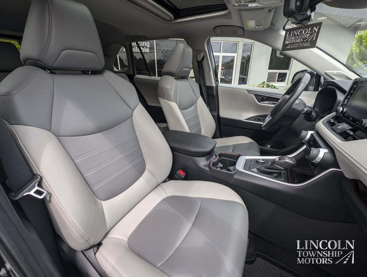 2019 Toyota RAV4 Limited-CLEAN CARFAX, LOW KM, NAV, AWD & MORE! Photo