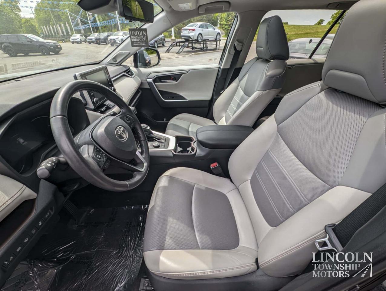 2019 Toyota RAV4 Limited-CLEAN CARFAX, LOW KM, NAV, AWD & MORE! Photo