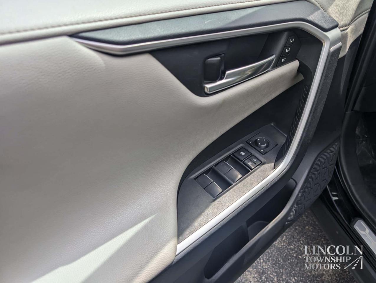 2019 Toyota RAV4 Limited-CLEAN CARFAX, LOW KM, NAV, AWD & MORE! Photo